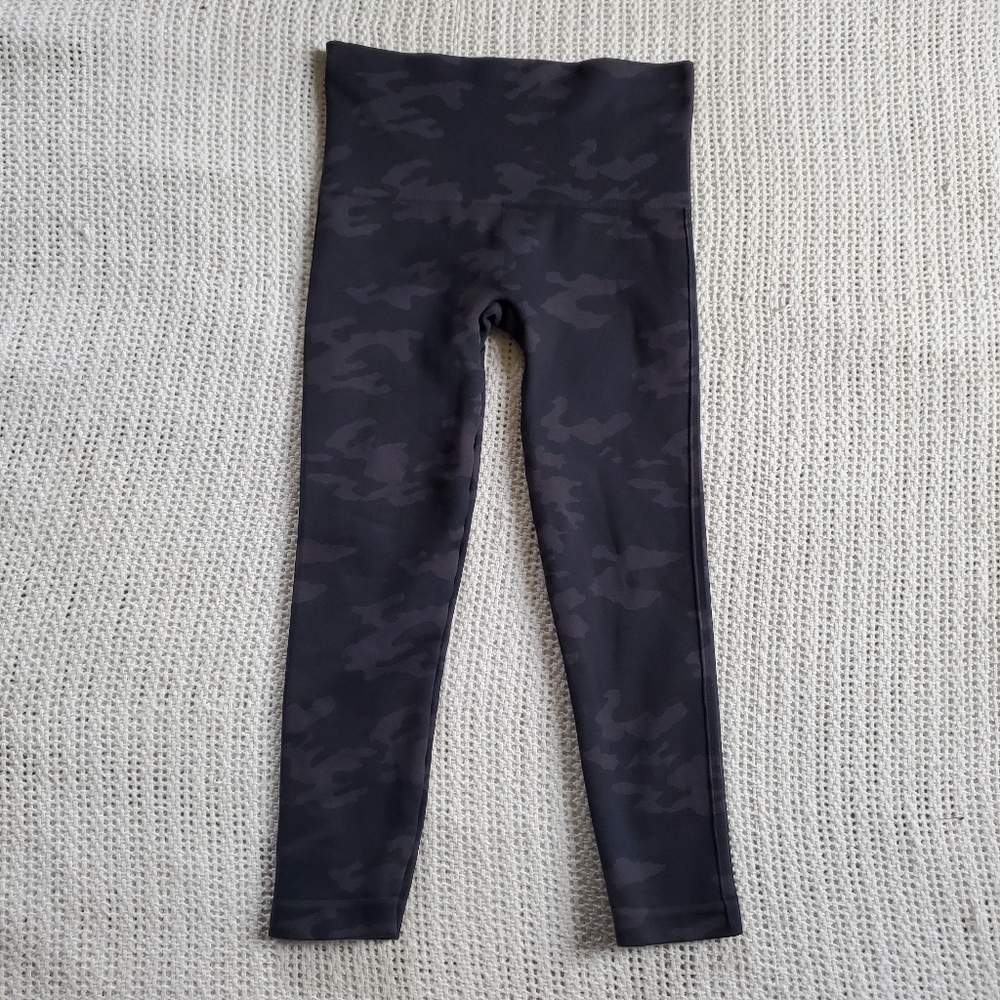 SPANX Look at Me Now Seamless Cropped Leggings Black Gray Camo Size S Small